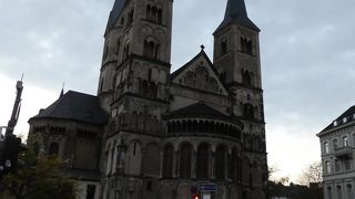 ３本の尖塔が珍しい。