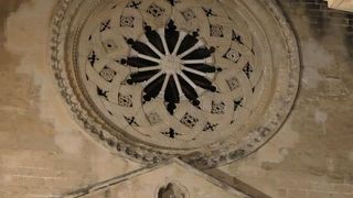 バラ窓の美しいロマネスク様式