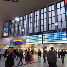 通路の両側は商店街。