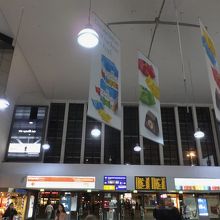 くるくる回る広告垂れ幕。