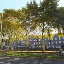 駅前風雨系。奥が駅舎。
