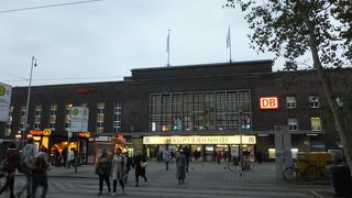 商店街の中にホームの登り口がある感じ。