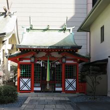 隣には末社の「稲荷神社」