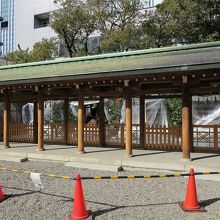 境内にあった末社五社殿は改修工事中でした