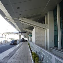 チェックインは3階。道路からも直結