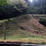 険しい山に位置する古代の山城。