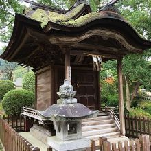 小さいながら立派なお社。