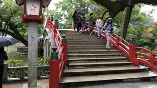 朱塗りでアーチの橋。