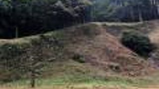 険しい山に位置する古代の山城。