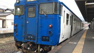 南半分は住宅地をのんびり走る路線。