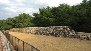 いくつか残る防塁のうちの一つ。