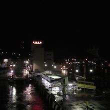 雨が降る中、真夜中の八幡浜港を出発。