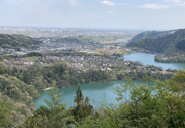 桜が綺麗なダム湖