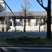 御堂筋の向かい側から全体像をパチリ