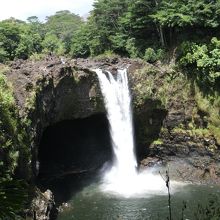 洞窟には、女神ヒナが住んでいるといわれています