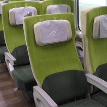 座席回りは近年のJR東日本の特急に近いか。