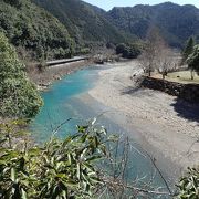 河の横に温泉があります