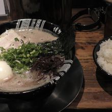 Aランチ（730円）のラーメンとご飯、半熟味玉子（100円）