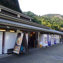 建物外観。瓦屋根で雰囲気はある