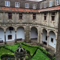 かつての修道院の面影残る中庭