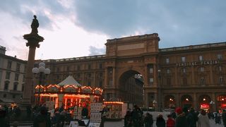 メリーゴーランドある　「レプッブリカ広場」　（共和国広場）　イタリア　フィレンツェ