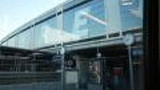 Sバーンの相互乗り換え駅。中層階のない連絡は楽。