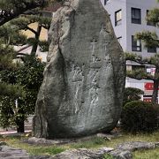 代表句が駅前にある