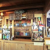 売店・軽食コーナー。昼はカレーやラーメンなどあります。