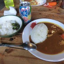 昼カレー1000円・ライス200円・缶チューハイ500円。