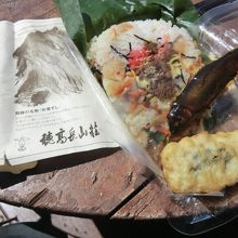 お弁当・朴葉すし・鮎甘露煮など飛騨の郷土料理が楽しめます。