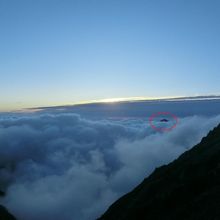 山荘裏.岐阜側の眺望。雲海に沈む夕日が見え枠の山は笠ヶ岳です