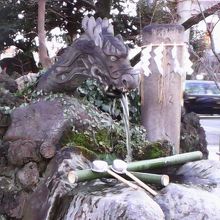 立派な龍のオブジェから水が流れる手水舎