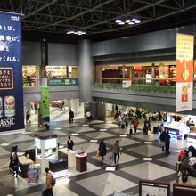 センターコートもイベントがないとがらんとしています