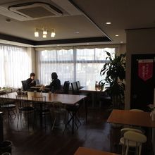 2階フロントから朝食会場を見る(逆光で申し訳けないです)