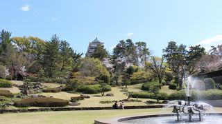 方向によって別の顔、城の北側は、ほんとに公園、庭園です。