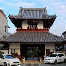 特徴のある山門