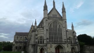 外観は地味だが内部は見どころ豊富