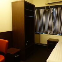 窓は開けられず、カーテンを開けると向かいの部屋から丸見え