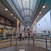 JR秋田駅と天井付きの通路で結ばれている