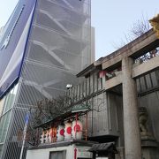 ビルの谷間に神社が・・・！