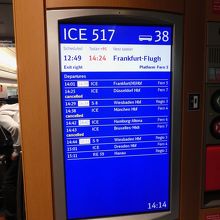 ICEはデッキにこのような乗り換え案内のある車両も。