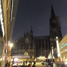 なぜかライトアップなし。工事中だから？