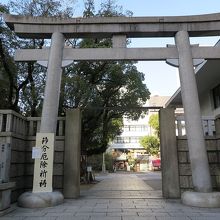 鳥居の左側には…