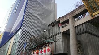 ビルの谷間に神社が・・・！