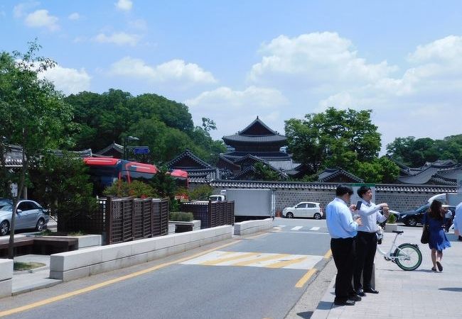 昌徳宮全景だけど、塀が邪魔です