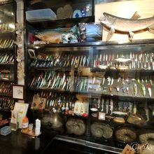 店内は釣り道具で埋め尽くされている
