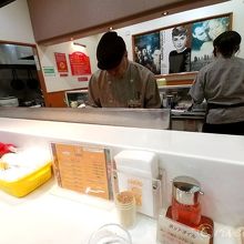 店内は映画のポスターがいっぱい、伝統らしい