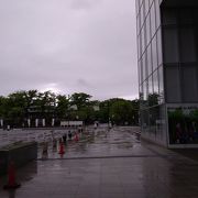 新しい建物で、千秋公園前