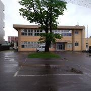 小さな学校の校舎という感じの建物なので驚きました。