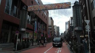 オレンジ色に舗装された、緑多い道